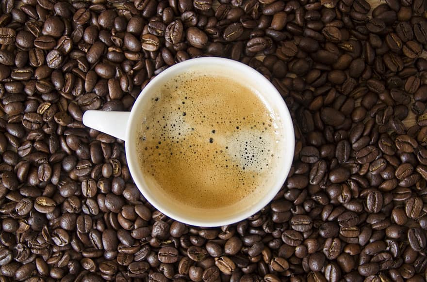 القهوة هي واحدة من أكثر المشروبات شعبية في العالم. وهي مصنوعة من حبوب البن ، وهي موطنها الأصلي في المناطق الاستوائية من أفريقيا وآسيا. القهوة مصدر غني بمضادات الأكسدة وقد ثبت أن لها فوائد صحية عديدة.