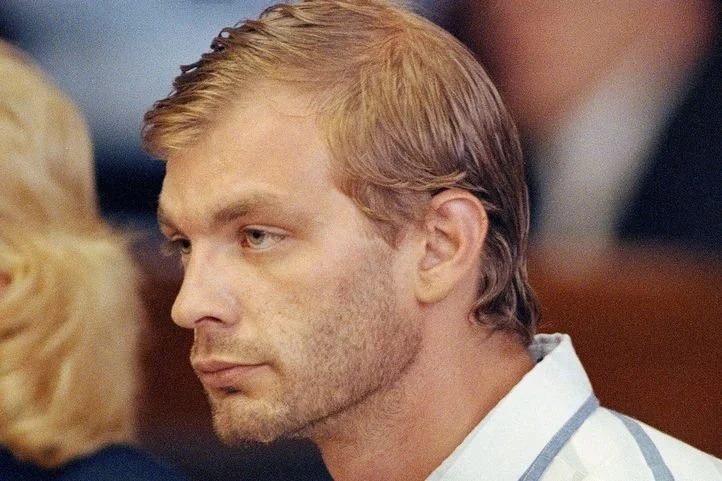 كان جيفري دامر قاتلًا متسلسلًا أمريكيًا ومعتديًا جنسيًا، وقد أودى بحياة 17 ضحية بين عامي 1978 و 1991. وقد أدين بارتكاب 15 جريمة قتل وحكم عليه بالسجن مدى الحياة في عام 1992