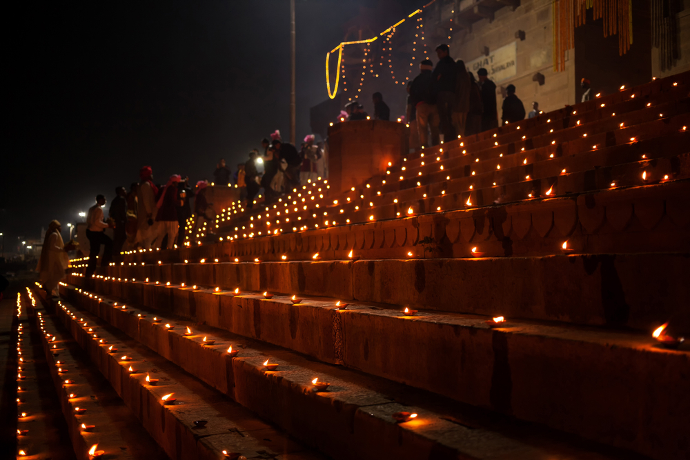 يعد مهرجان ديوالي، مهرجان الأضواء، أحد أشهر المهرجانات في الهند. يحتفل الهندوس والجاين والسيخ وبعض البوذيين بعيد ديوالي. العيد يدل على انتصار النور على الظلام، والخير على الشر، والمعرفة على الجهل. يبدأ المهرجان الذي يستمر خمسة أيام مع Dhanteras في 13 أكتوبر وينتهي مع Bhai Dooj في 17 أكتوبر. في يوم ديوالي الرئيسي، يرتدي الناس ملابس جديدة أو أفضل ملابسهم، ويضيئون دياس (مصابيح وشموع) داخل وخارج منازلهم، ويشاركون في بوجا (صلاة) لاكشمي - إلهة الثروة والازدهار. بعد البوجا، يتبادلون الهدايا مع أفراد الأسرة والأصدقاء ويستمتعون بوجبات الأعياد. الألعاب النارية جزء لا يتجزأ من احتفالات ديوالي في معظم أنحاء الهند.