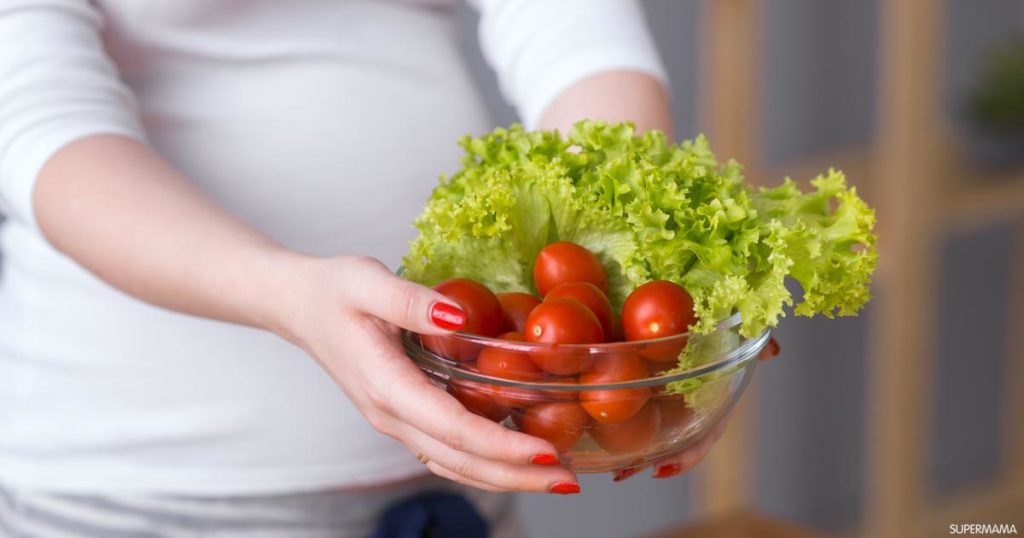 تعد الطماطم مصدرًا جيدًا للعديد من العناصر الغذائية المهمة للنساء الحوامل، بما في ذلك حمض الفوليك والحديد والبوتاسيوم. كما أنها تحتوي على الليكوبين، أحد مضادات الأكسدة التي قد تساعد في الحماية من بعض العيوب الخلقية. قد يساعد تضمين الطماطم في نظامك الغذائي أثناء الحمل في تحسين صحتك العامة وصحة طفلك.