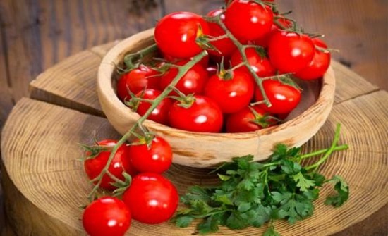 الطماطم ليست فقط فاكهة لذيذة، ولكنها تقدم أيضًا العديد من الفوائد للأطفال. الطماطم مليئة بالعناصر الغذائية مثل الفيتامينات A و C، وكذلك الألياف والليكوبين. ا