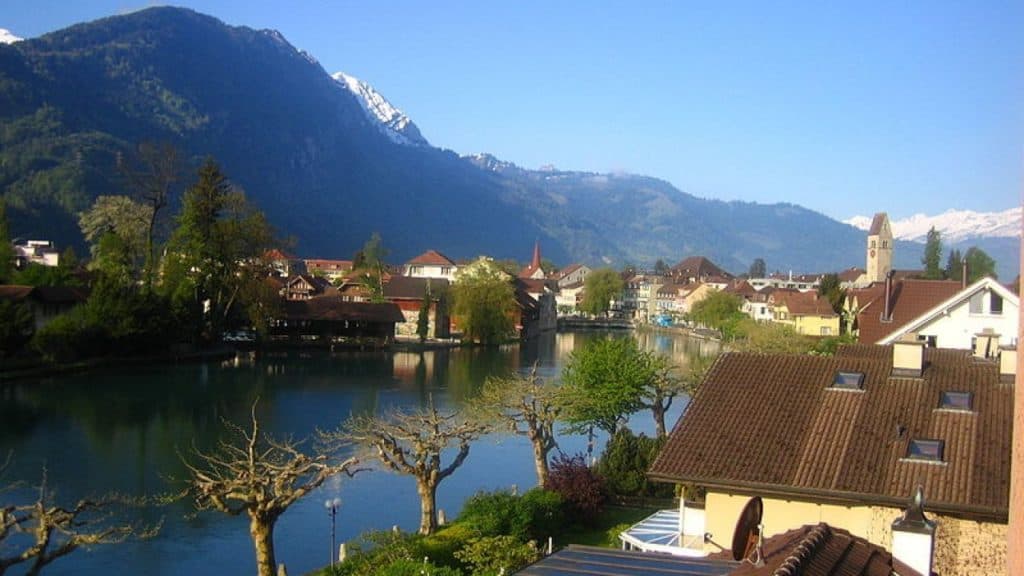 هيئة السياحة السويسرية إنترلاكن هي هيئة السياحة الرسمية لمدينة إنترلاكن والمنطقة المحيطة بها في كانتون برن. تأسست المنظمة عام 1909 وهي مسؤولة عن الترويج للمدينة كوجهة سياحية ، فضلاً عن توفير المعلومات والدعم للزوار.