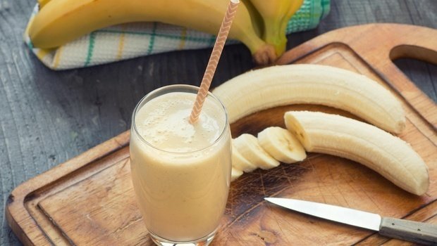 غالبًا ما يوصف الموز بأنه طعام الإفطار المثالي. من السهل تناولها أثناء التنقل ، فهي مليئة بالعناصر الغذائية مثل البوتاسيوم والألياف ، كما أنها منخفضة نسبيًا في السكر مقارنة بالفواكه الأخرى. لكن ماذا عن أكل الموز على معدة فارغة؟