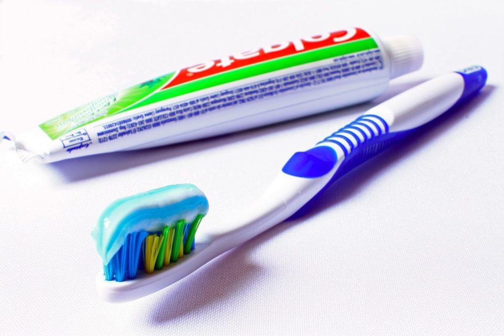  المبيضات التي لا تستلزم وصفة طبية: هذه المنتجات متوفرة على نطاق واسع في الصيدليات ومحلات السوبر ماركت. عادة ما تأتي في شكل معجون أسنان أو غسول للفم أو هلام، ويمكنك استخدامها يوميًا لإزالة البقع السطحية من أسنانك. قد يعاني بعض الأشخاص من حساسية الأسنان مع هذه المنتجات.