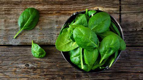 السبانخ من الخضروات الورقية الخضراء المليئة بالعناصر الغذائية. من الفوائد الصحية العديدة للسبانخ أنه يمكن أن يحسن صحة الشعر. ويرجع ذلك إلى حقيقة أن السبانخ غنية بالعناصر الغذائية مثل الحديد وحمض الفوليك والفيتامينات A و C. 