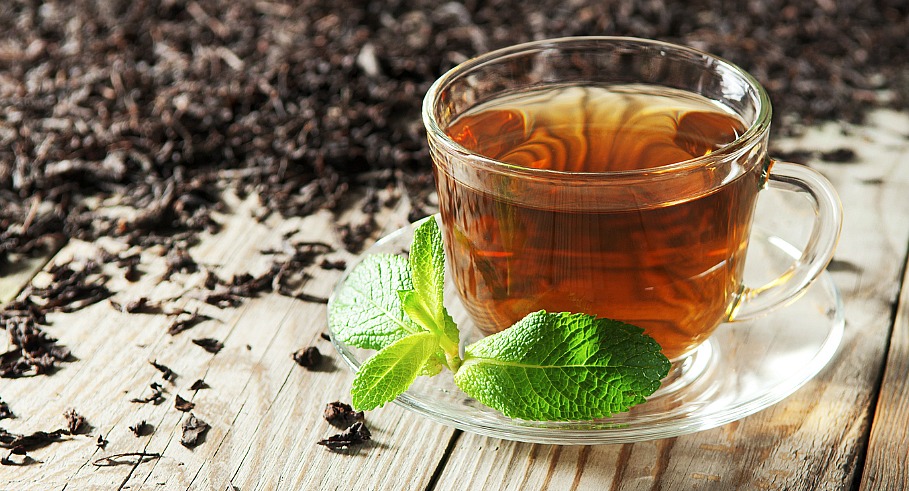  يبدو أن الشاي الأسود يقلل ضغط الدم بشكل طفيف لدى الأشخاص المصابين بارتفاع ضغط الدم، ولكن ليس له تأثير كبير على الأشخاص الذين يعانون من ضغط الدم الطبيعي. لم يكن هناك فرق كبير بين الشاي الأخضر والشاي الأسود.