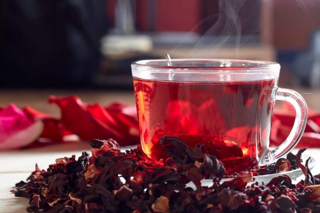 الفوائد الشاي مشروب شهير تم استهلاكه لعدة قرون. اليوم، الشاي هو ثاني أكثر المشروبات استهلاكًا في العالم، بعد الماء. يتكون الشاي من أوراق نبات الكاميليا الصينية ويحتوي على مادة الكافيين ومضادات الأكسدة الأخرى. يمكن أن يكون لهذه المواد آثار مهمة على الصحة. 