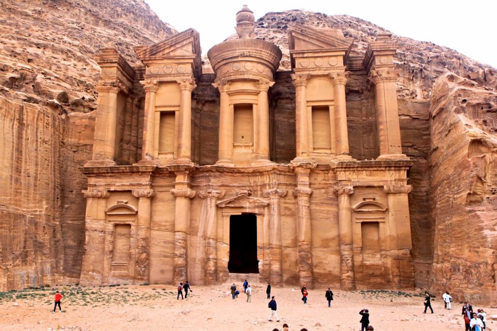 تعتبر البتراء الأردنية من أشهر المواقع الأثرية في العالم. تقع في الأردن وكانت ذات يوم عاصمة المملكة النبطية. كان الأنباط شعبًا ساميًا يسكن البتراء والمنطقة المحيطة بها. 